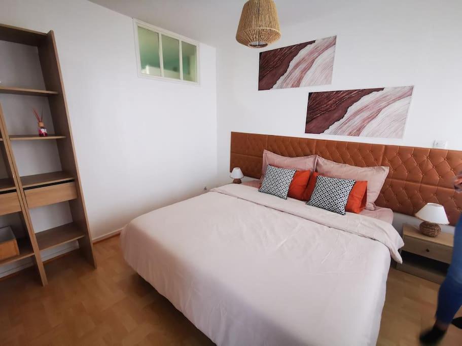 Bel Appartement, Et Salon A Centre *